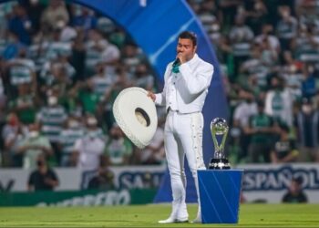 Pablo Montero le cambia la letra al Himno Nacional