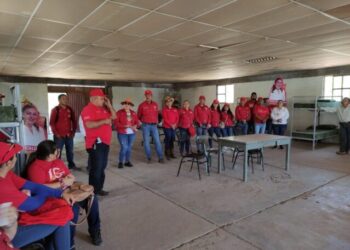 Reciben ejidatarios de la Arizona a Leticia Calderón