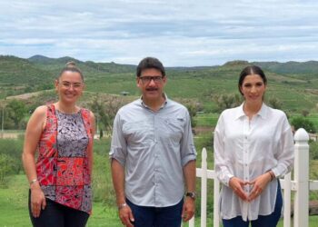 Se reúnen Azalia Guevara, Juan Francisco Gim y Ana Bernal en el ejido Mascareñas.