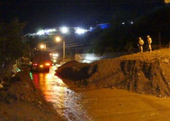 EMPRESAS PRIVADAS CONVOCADAS POR JUAN GIM NOGALES LIMPIAN LA CALLE 5 DE FEBRERO
