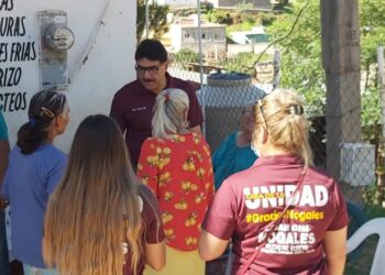 Visita Juan Gim Nogales a vecinos de Colinas del Sol durante la Gira de la Unidad