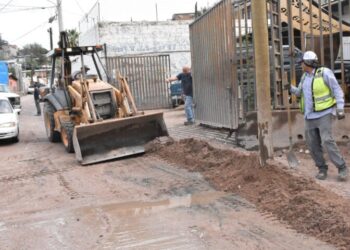 Desazolvan sistema pluvial de Nogales