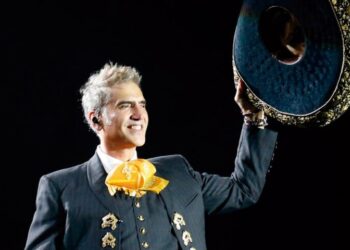 Alejandro Fernández dedica serenata a México y a su padre