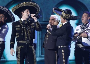 Alejandro Fernández y su hijo recordaron a Vicente Fernández en su primer concierto juntos.