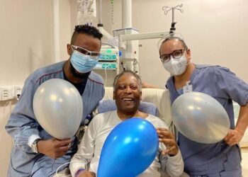Pelé agradece al personal médico que lo cuida en el Hospital