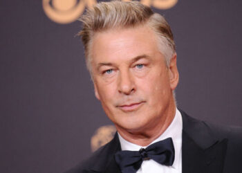 Alec Baldwin dispara accidentalmente con arma de utilería y mata a una mujer durante rodaje