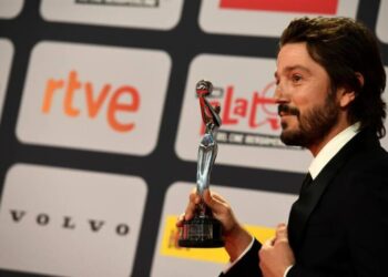 Diego Luna recibe Premio Platino de Honor; «Somos capaces de mucho más»