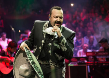 Rinde homenaje Pepe Aguilar  a Vicente Fernández durante su concierto en CDMX