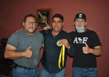 Recibe Presidente Municipal  a campeón nacional de boxeo.