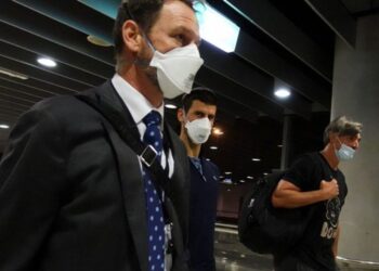 Djokovic abandona Australia, tras cancelación de su visado