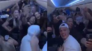 Regresan ‘influencers’ canadienses que ‘armaron’ fiesta en vuelo
