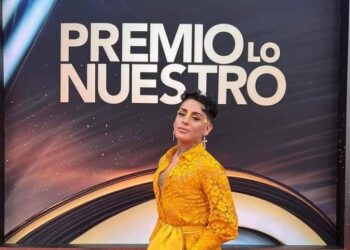 Kunno asistió a la gala vestido con la marca de Carolina Herrera en premios lo nuestro