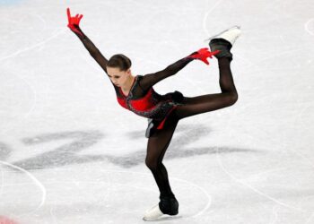 Patinadora hace espectacular salto cuádruple y le da el oro a Rusia
