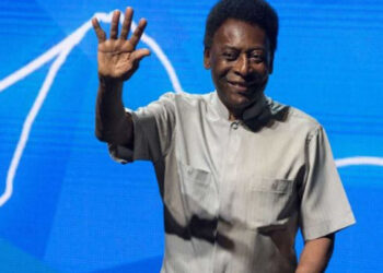 PELÉ SEGUIRÁ INTERNADO