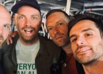 Coldplay detiene concierto para pedir a fans guardar celulares y disfrutar