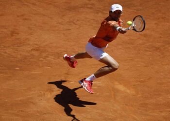 Dos desaparecidos y 17 heridos, uno grave, en explosión en edificio de Madrid