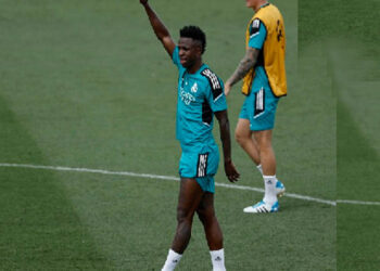 Benzema espera más de Vinicius; ‘si se concentra un pelín más’