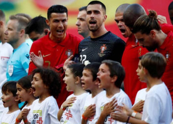 Cristiano le enseña a los niños que el himno se canta con pasión