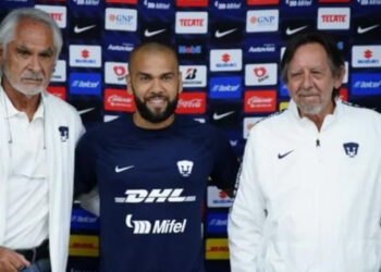 Dani Alves ya firmó con Pumas