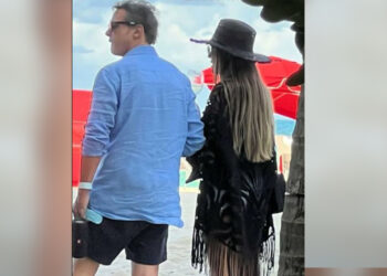 ¡Estrena romance! Luis Miguel es captado con misteriosa mujer en la playa | VIDEO