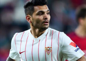 Colocan una placa con tornillos en el peroné del Tecatito | Video