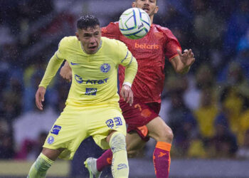 América sufre, pero logra volar en el Azteca
