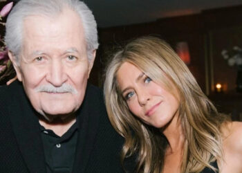 Muere el papá de Jennifer Aniston, la actriz le dedica un emotivo mensaje