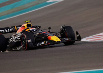 ‘Checo’ Pérez retrocede en Abu Dhabi; Verstappen, el más rápido