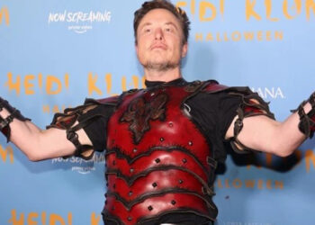 Elon Musk aparece en la fiesta de Halloween de Heidi Klum… con su mamá