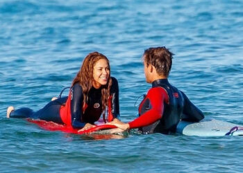 ¿Romance en puerta? Shakira es captada con un joven muy guapo en la playa
