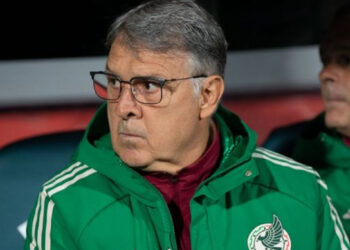 Entre reclamos y gritos recibieron al “Tata” Martino en el aeropuerto tras la derrota de México en Qatar