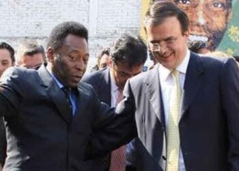 Marcelo Ebrard lamenta muerte de Pelé y comparte una foto con ‘El rey del futbol’