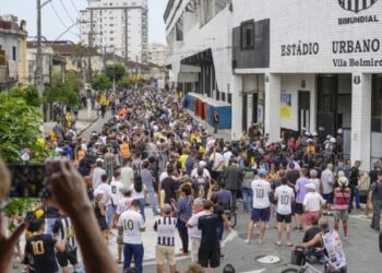 Despide una multitud al “rey” Pelé en estadio de Santos