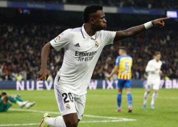 Real Madrid vence al Valencia y no se aleja del liderato