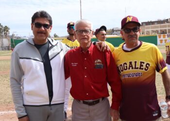 Entrega el Alcalde reconocimiento al extraordinario lanzador Rubén Minjárez