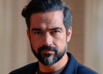 Alfonso Herrera gana el Premio Ondas al Mejor Actor por ‘Batman Desenterrado’
