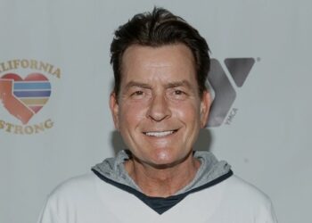 El actor Charlie Sheen es atacado por una vecina en su casa en Malibú