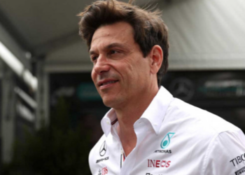 Toto Wolff seguirá como director de Mercedes por tres años más