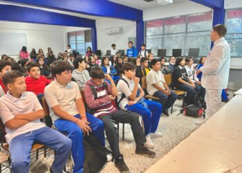 Reciben estudiantes pláticas preventivas de cáncer de mama