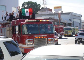 Reciben con algarabía a bomberos triunfadores en competencia latinoamericana