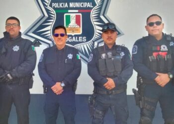 Rescatan policías a madre y sus tres hijos menores