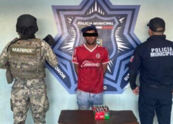 Detienen a dos por presunto robo a comercio