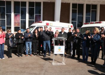 RECIBEN DIF Y SALUD MUNICIPAL 3 AMBULANCIAS para servicio a los más desprotegidos