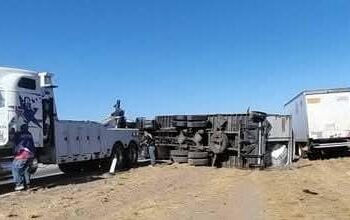 Vuelca camión con material peligroso en carretera internacional 15 tramo Guaymas – Obregón