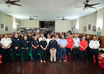 Entrega alcalde Juan Gim equipos a bomberos