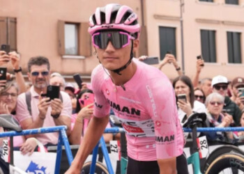Isaac del Toro resiste la presión de Richard Carapaz y sigue líder del Giro de Italia