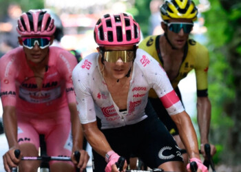 Simon Yates arrebata liderato del Giro a Isaac del Toro en penúltima etapa