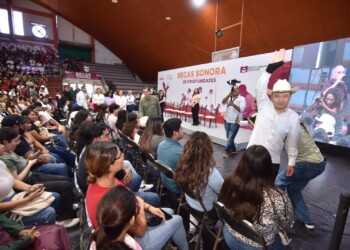 “SE PUEDE REESCRIBIR EL DESTINO”: Durazo a jóvenes universitarios becados