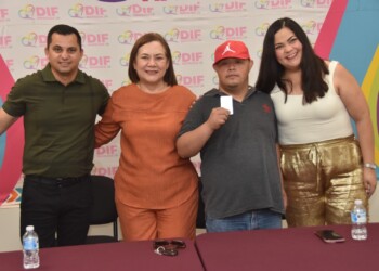Entrega DIF Navojoa credenciales a personas con discapacidad