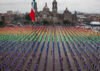 Despliegan en el Zócalo la bandera LGBTIQ+ más grande del mundo, Clara Brugada refrenda su compromiso ante la comunidad